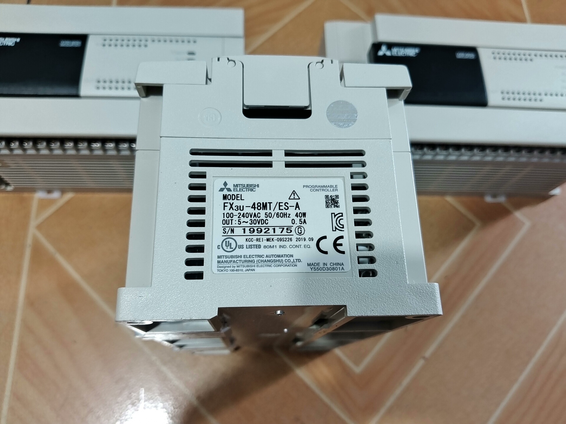 三菱PLC FX3u-48MT/ES-A，功能正常，成色为实