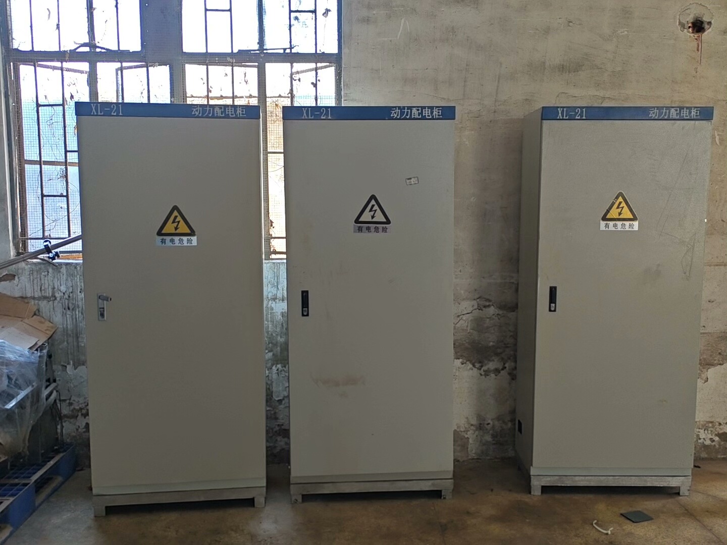 动力配电柜。买来没用过几次，一直在仓库里放着。外壳完好，内部