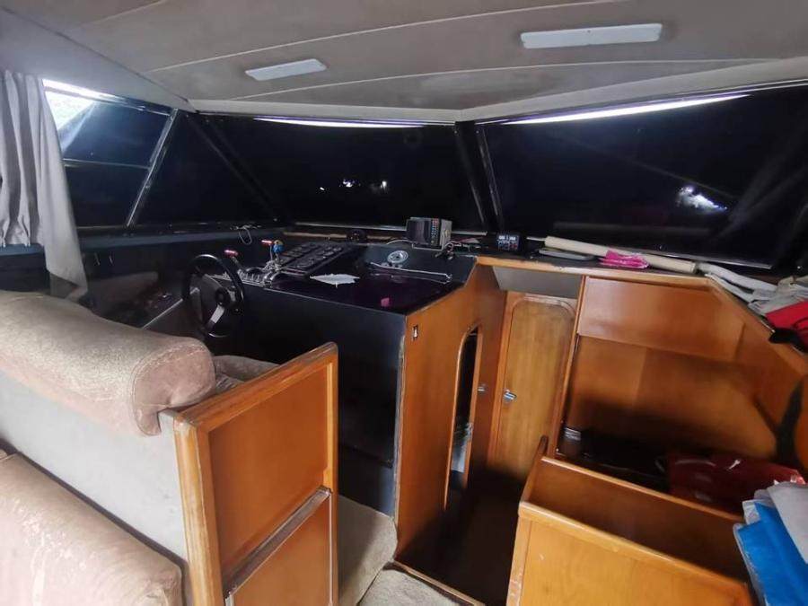 42尺三层飞桥游艇双驾驶台配置两台柴油发动机2房2厅1卫可正常启动使用