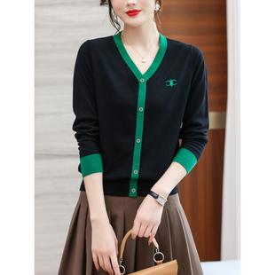 今年流行的漂亮小衫女秋季上衣V领宽松时尚大码洋气薄针织打底衫