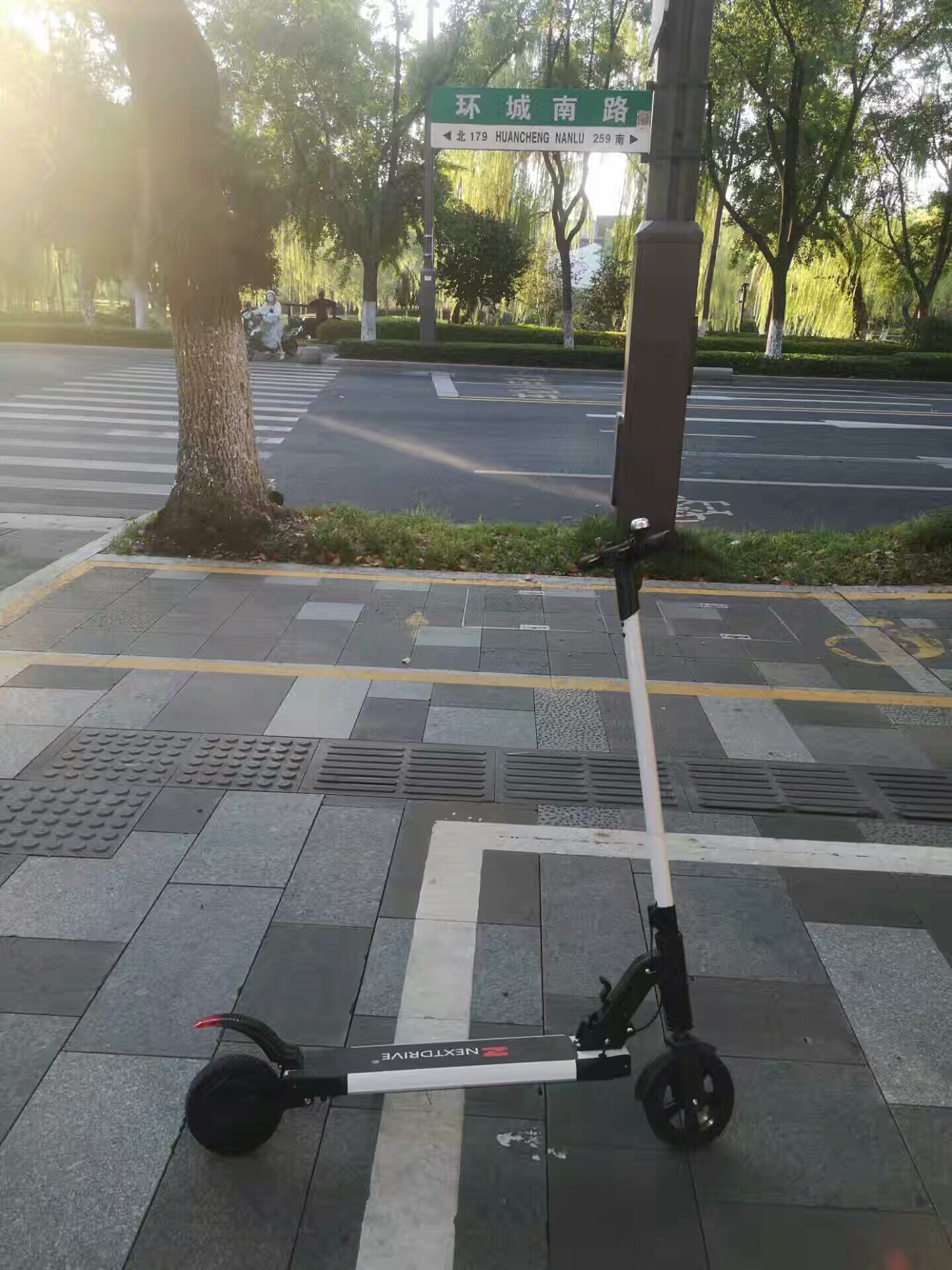 Электросамокат NEXTDRIVE X1/X3: Легкий, складной, с большим запасом хода и умным приложением. Идеален для городских поездок, студентов и офисных работников. photo review