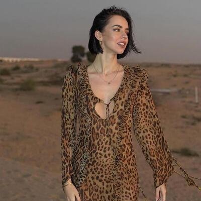 Long sleeved skirt with lotus leaf edge and front