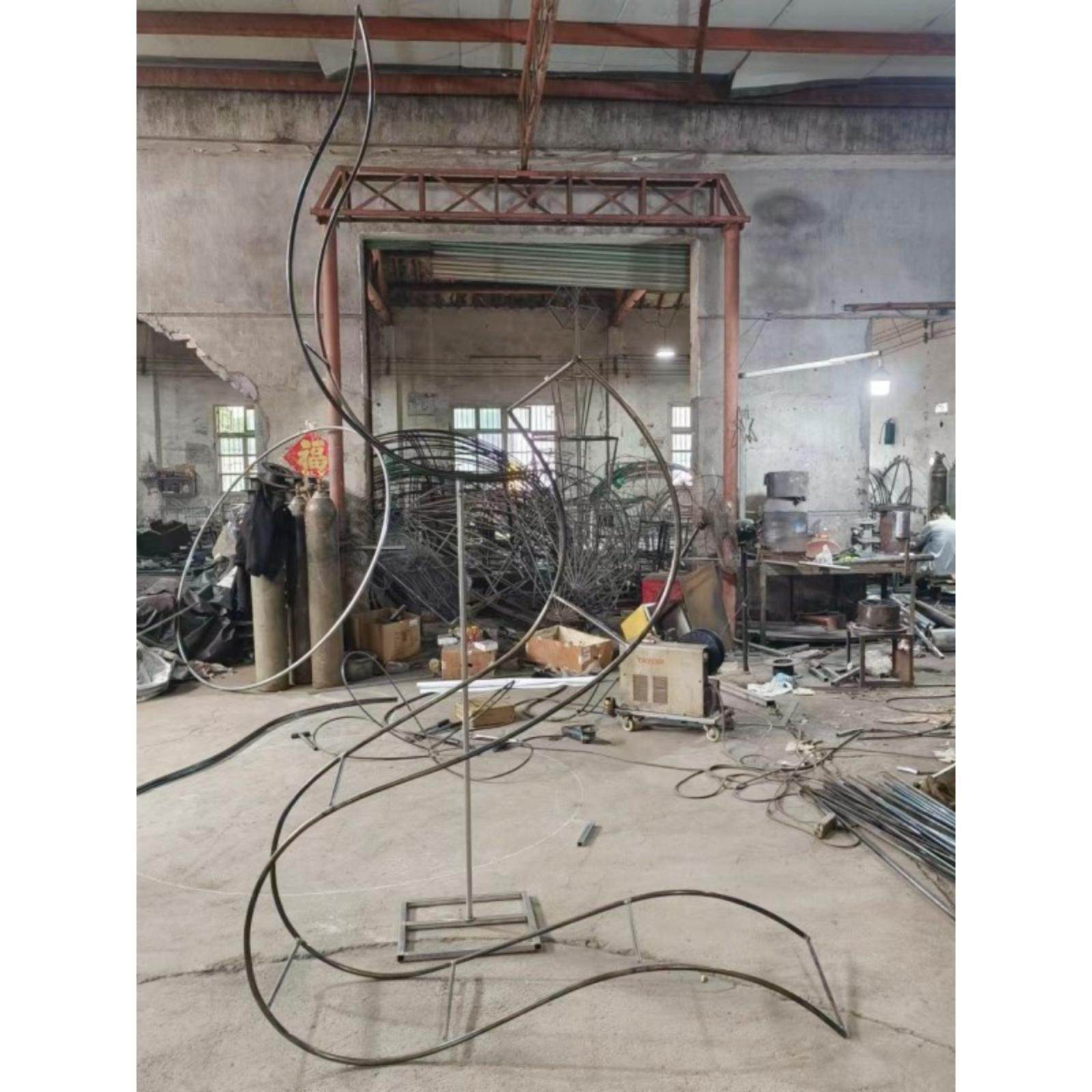 新款婚庆舞台装饰道具铁艺异形弯曲螺旋飘带户外婚礼布置铁架定做