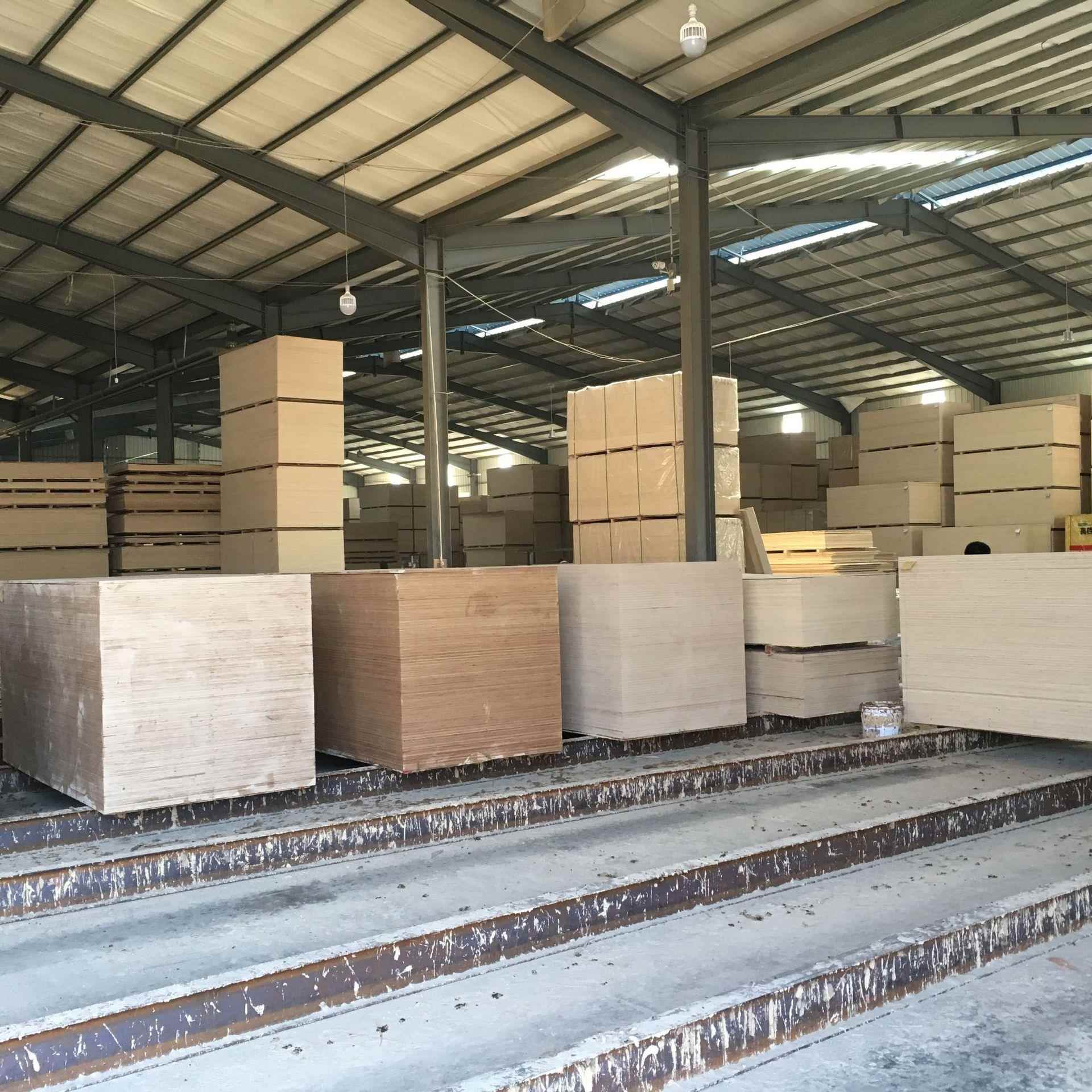 厂家直销E1E0ENF级超平胶合板多层板杨桉全柳装修家具板不易劈裂