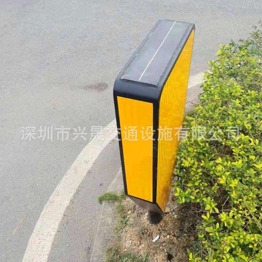 太阳能分道器 深圳新款箭头指示桩 路口LED分道标箭头牌生产