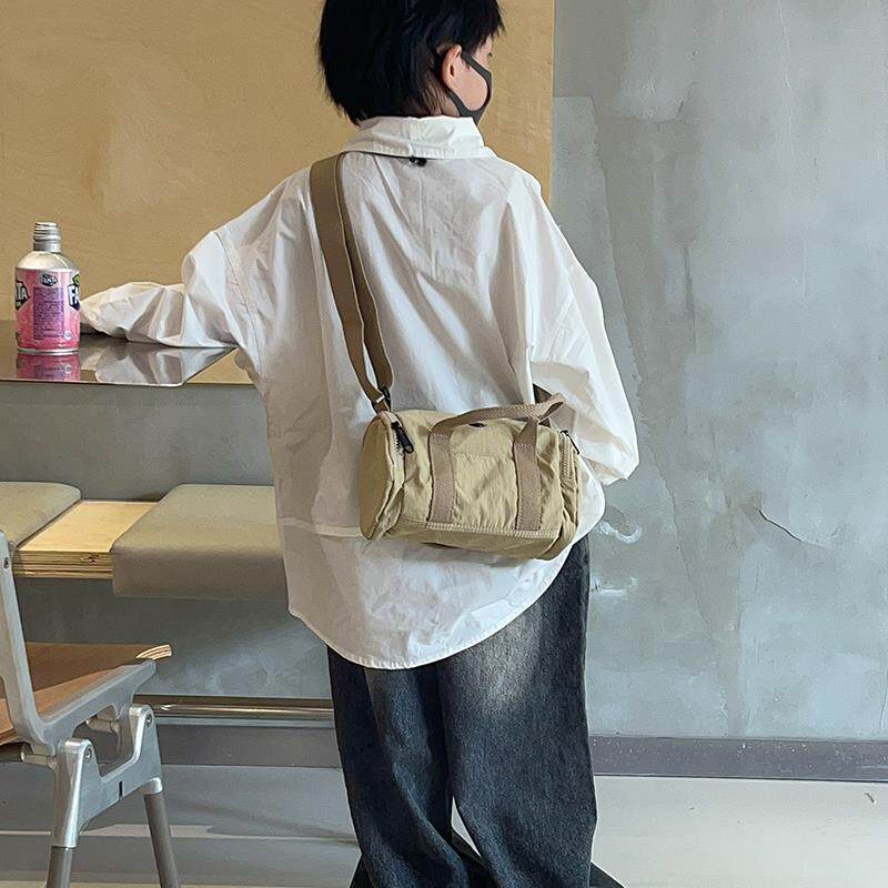 女童轻便百搭斜挎包简约时尚2026超火男孩帅气斜挎包百搭水桶轻便