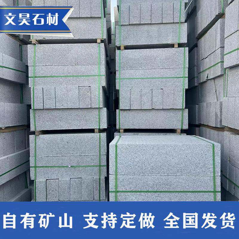 花岗岩石材路缘石 厂家直销工程安装专用石材 灰色路侧石道牙石图片