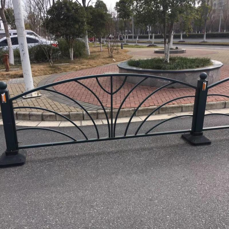 苏州市政护栏道路中央隔离栏杆人车分流防撞护栏道路中间隔离栏杆图片
