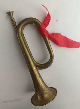 红色文化纪念品抗战革命红旗摆件行军壶钢盔冲锋号怀旧装饰老物件