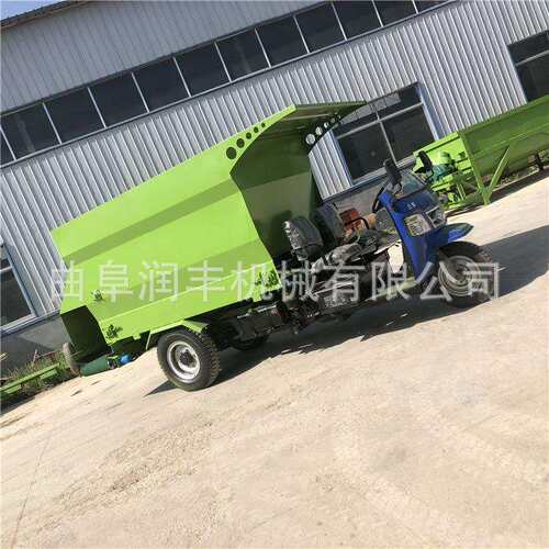 3立方牛羊场撒料车电动三轮自动投喂车大型养殖场刮板链条撒草车