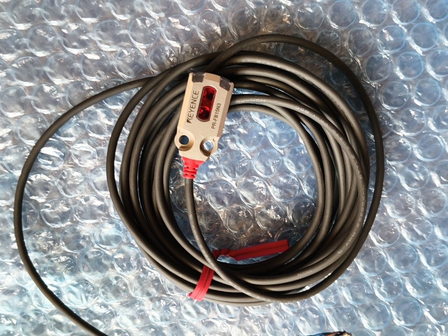 基恩士PR-FB15N3光电传感器，全新没包装，线长2米，功