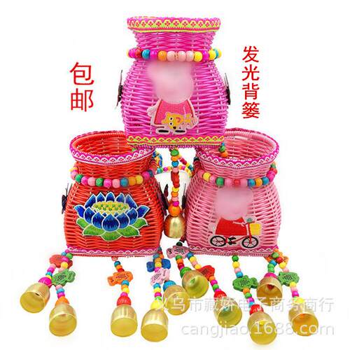 小背篓 中国风新款编织彩色藤编竹编双肩儿童背篓 背篓风铃铃铛
