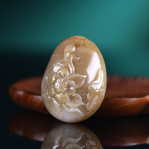 亭亭玉立 和田玉且末料糖玉荷花挂件吊坠30.94克 大师特惠