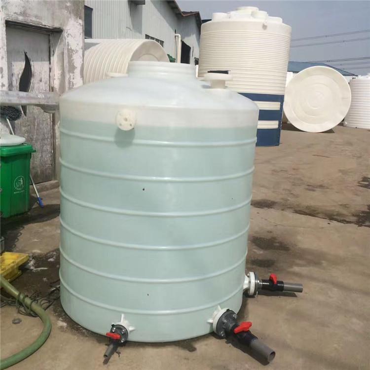 厂家直供湖北地区1吨户外水塔1000L塑料水箱pe牛筋储水罐加厚