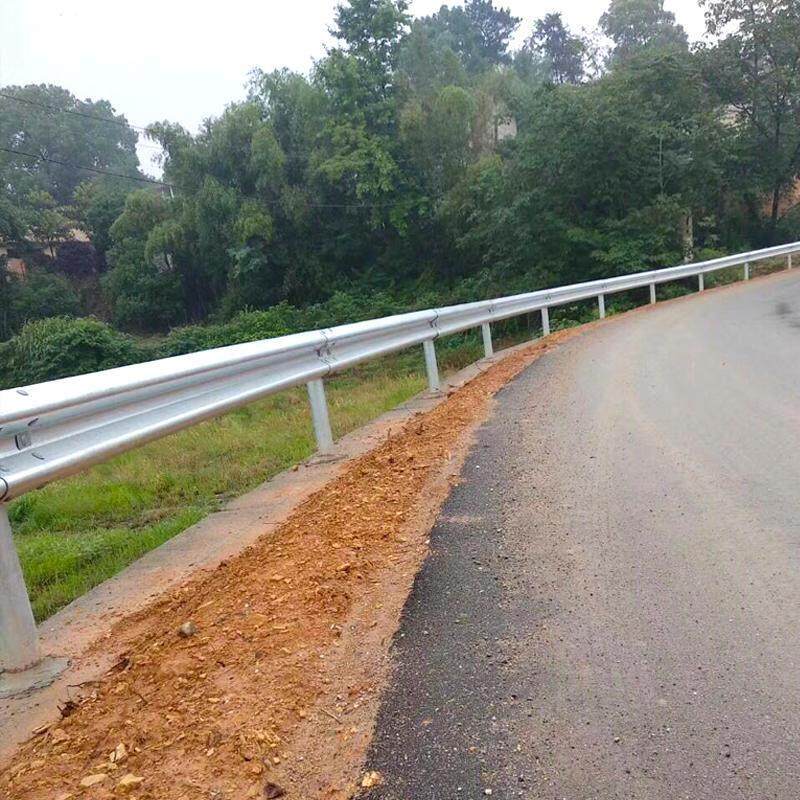 波形护栏板热镀锌双波公路防撞隔离栏可定做乡村道路Q235梁钢护栏