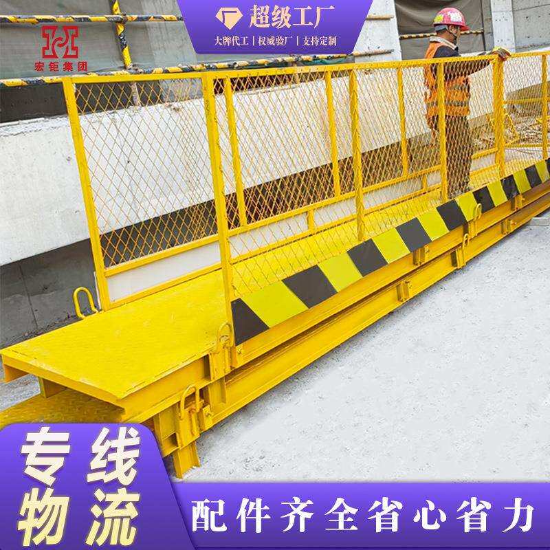 钢板网塔吊安全通道附墙主体临时步梯白色高空人行通道攀爬防护栏