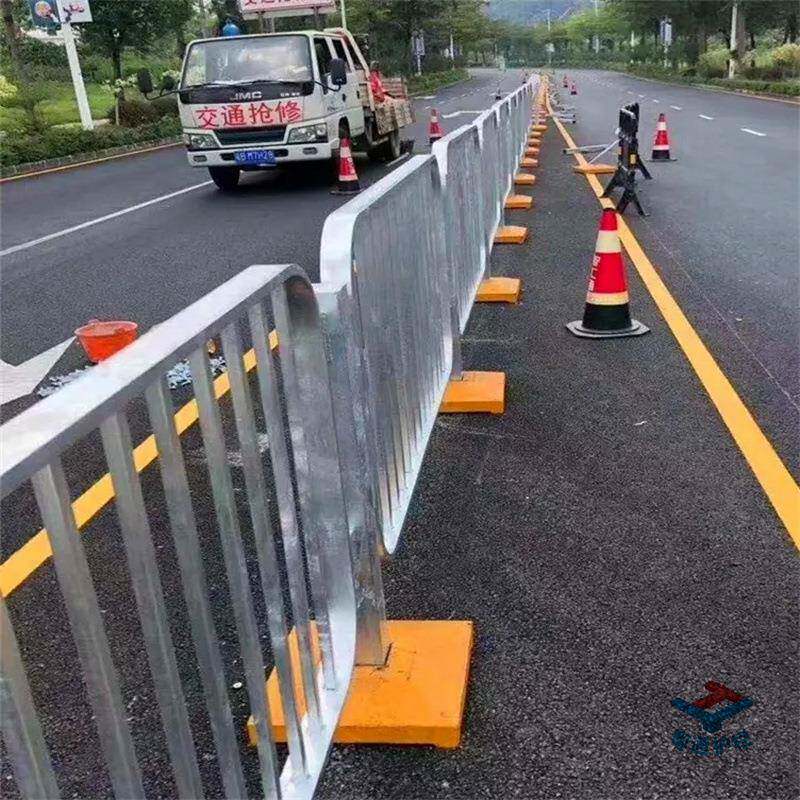 工厂热销栏杆港式护栏热镀锌扁铁实心方钢道路隔离栏人行道护栏