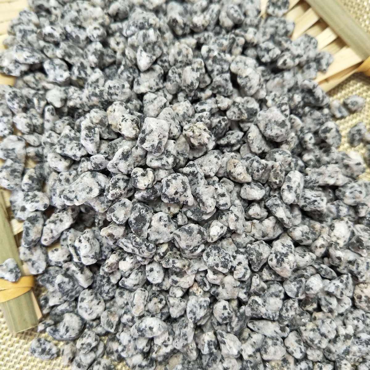 产地直发芝麻灰砾石卵石工程铺路装饰用芝麻灰砾石庭院铺设黑白点