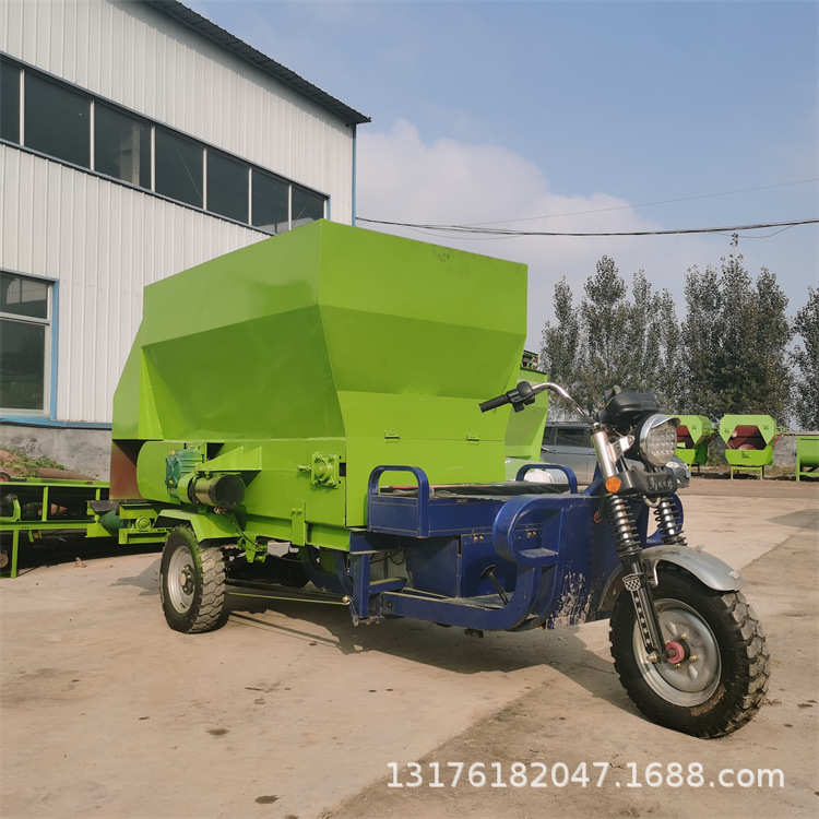 青贮双边出料车棚添草车5立方奶牛送料车粉碎搅拌饲喂一体机