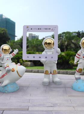 发光太空人宇航员雕塑玻璃钢科技馆航天模型商场美陈景区学校装饰