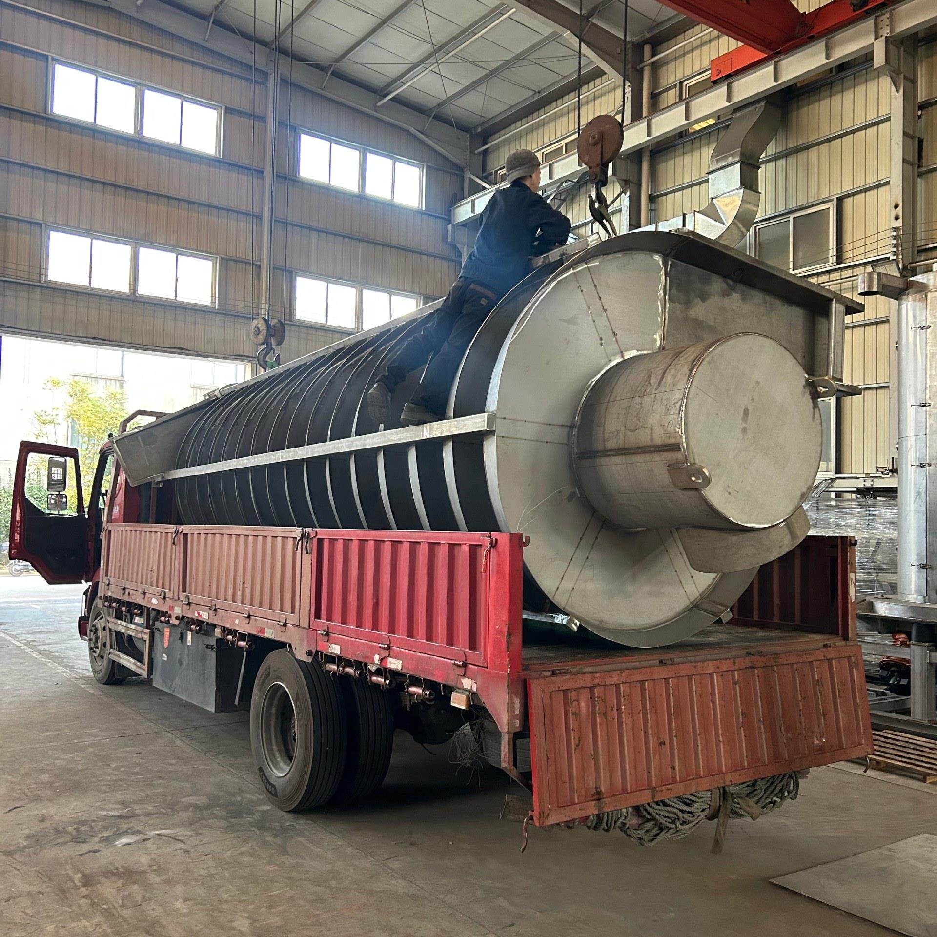 大型振动提升机石油化工冷却垂直输送设备产量大螺距密行程长