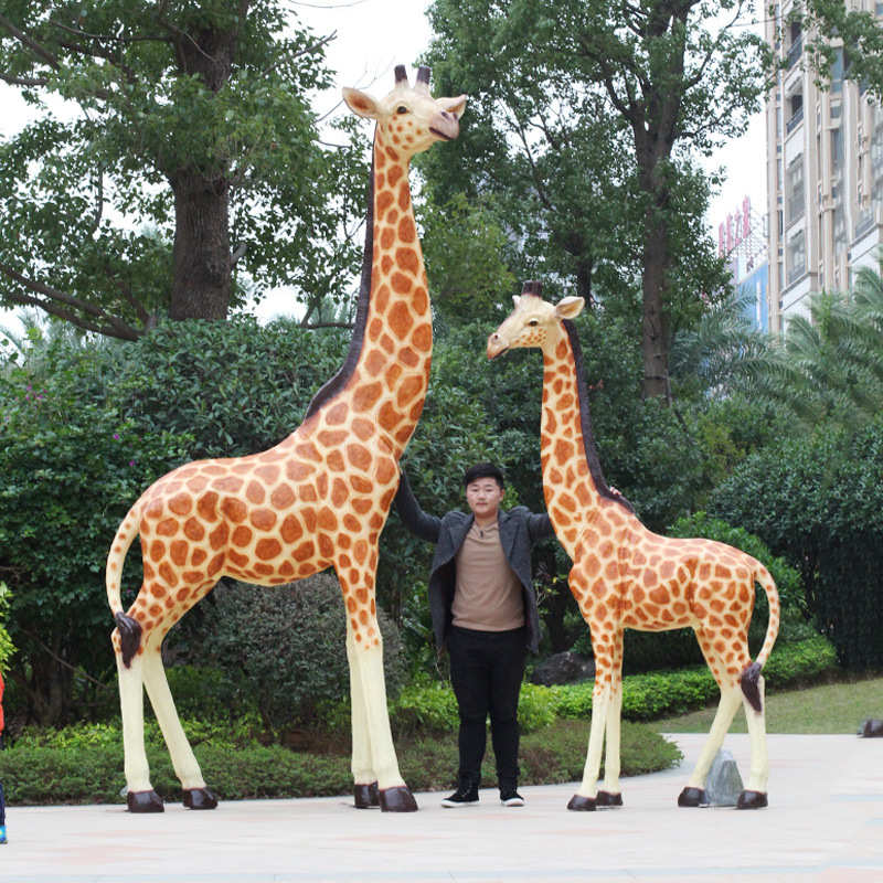 户外大型仿真长颈鹿动物雕塑摆件售楼部园林景观小区草坪装饰摆件