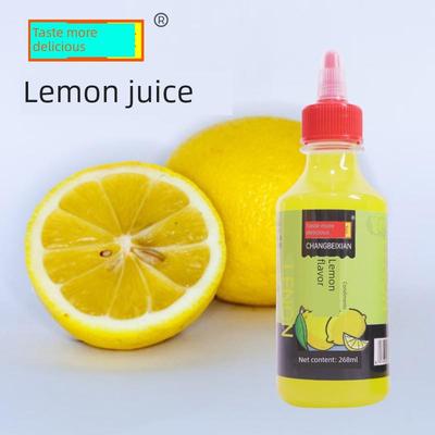 新鲜浓缩柠檬汁与柠檬水冷饮料混合的味道，用于家庭烹饪柠檬汁烘