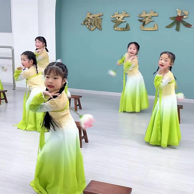 .美人间六月天舞蹈服古典舞飘逸渐层色汉服演出服幼儿群体表演
