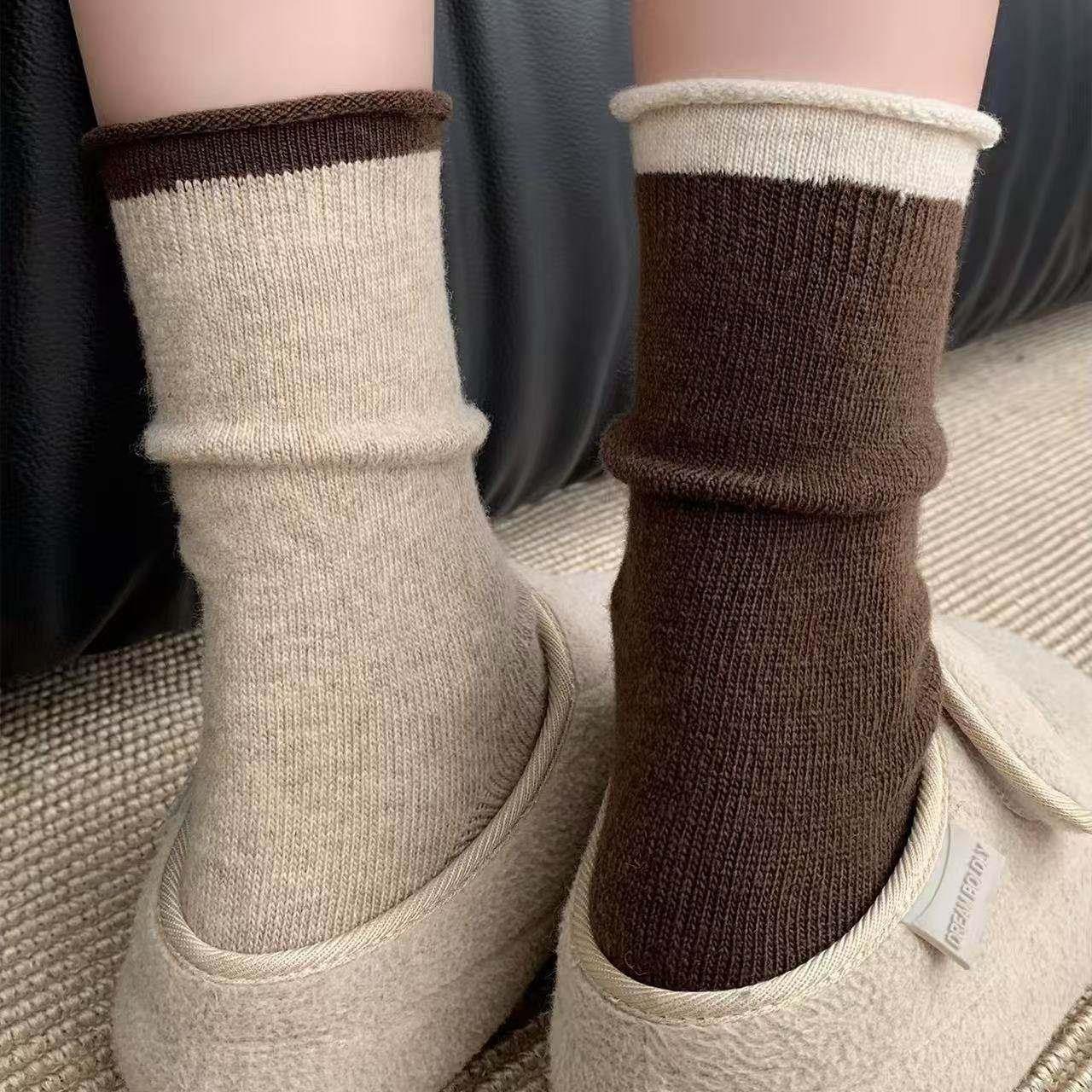 新款撞色灰色袜子氛围感卷边中筒袜柔软毛绒复古咖色系女袜秋冬季