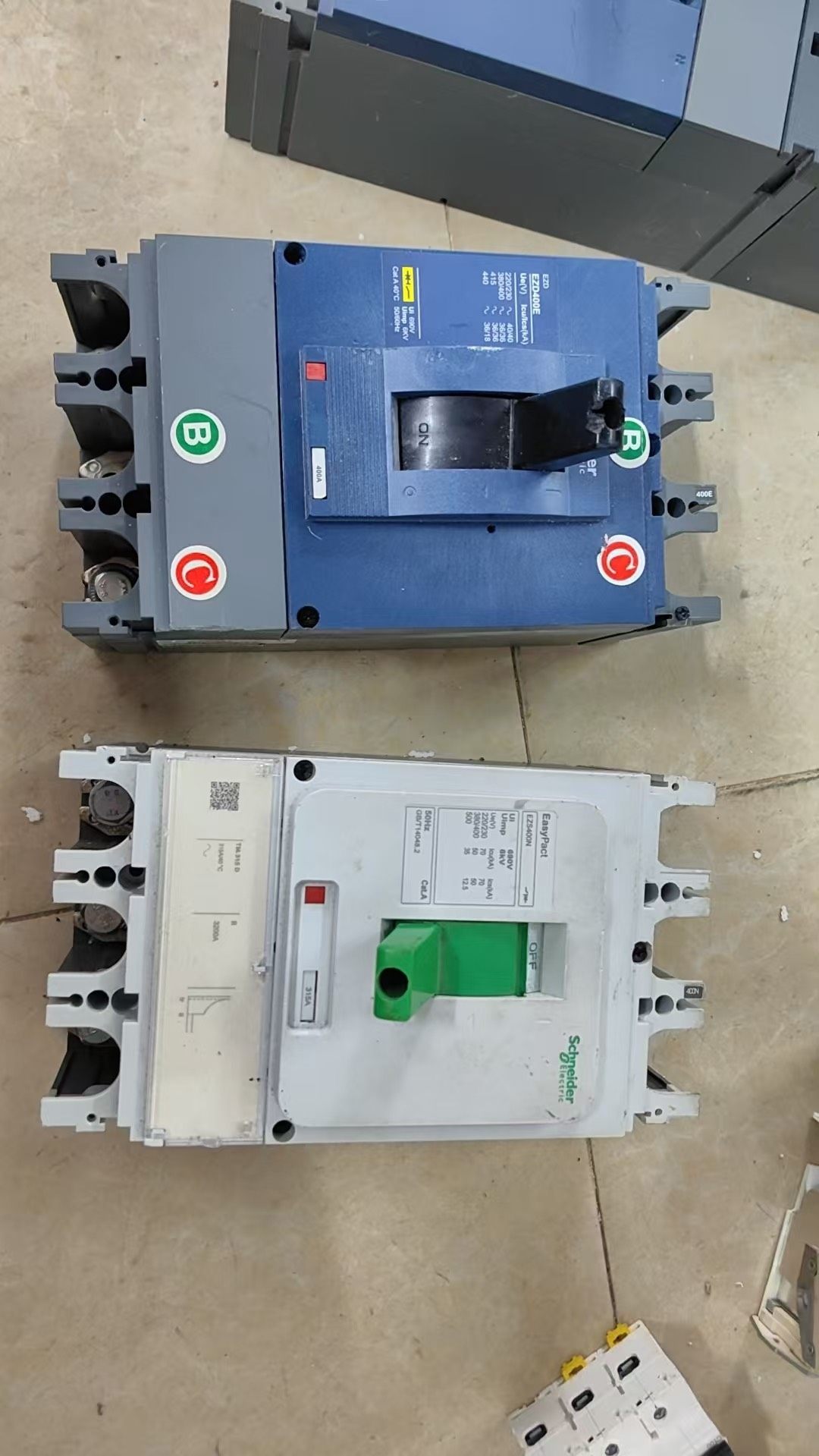 施耐德断路器功能正常。实物拍，一个350元。