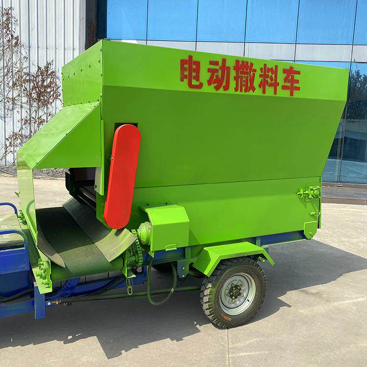 双侧撒草电动撒草车牛羊自动喂料车牛场电动撒料车