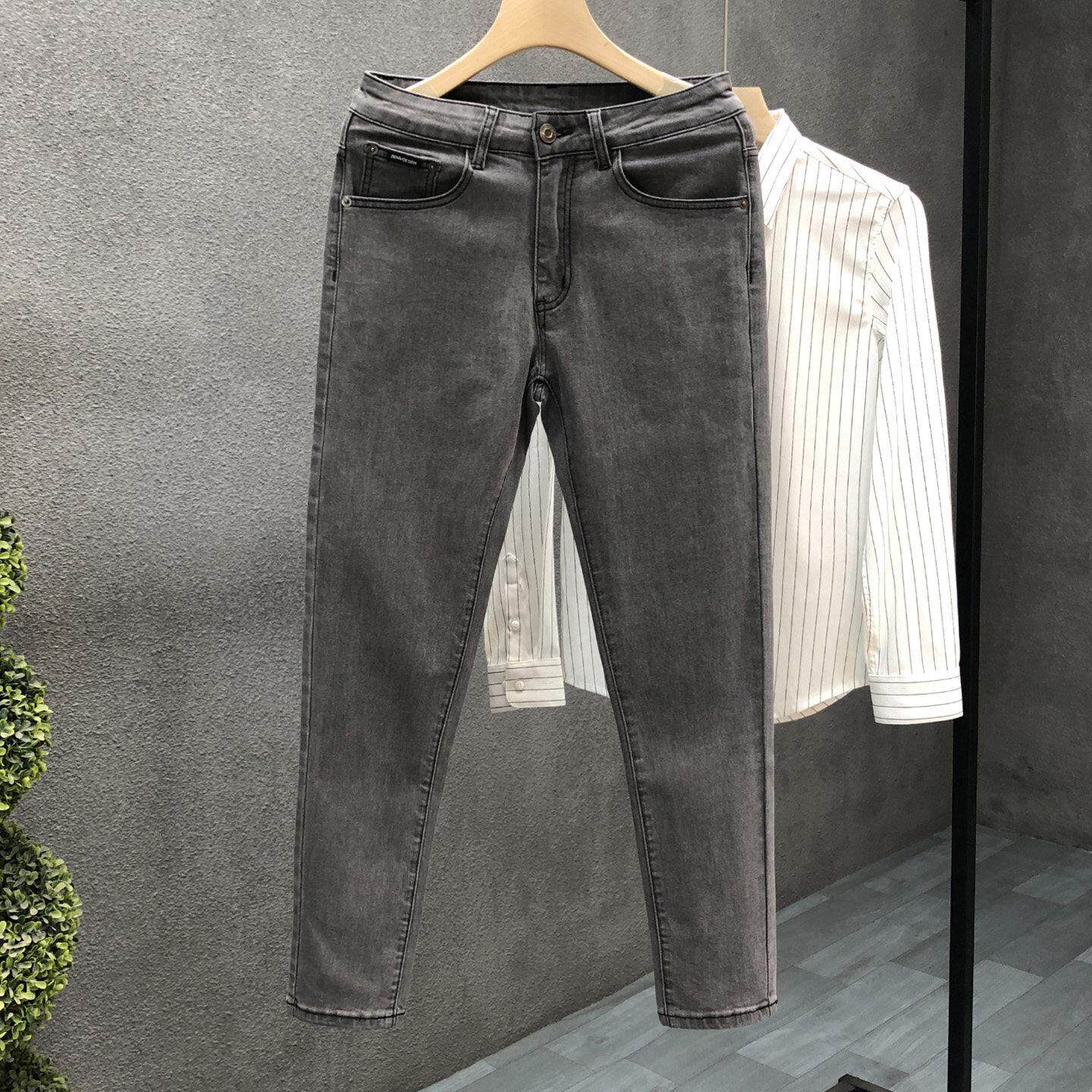 米兰『时尚设计风』！新品推荐！灰色小脚修身百搭休闲牛仔裤子男