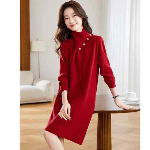 中长款红色针织连衣裙女秋冬2025新款设计感带围巾两穿打底毛衣裙