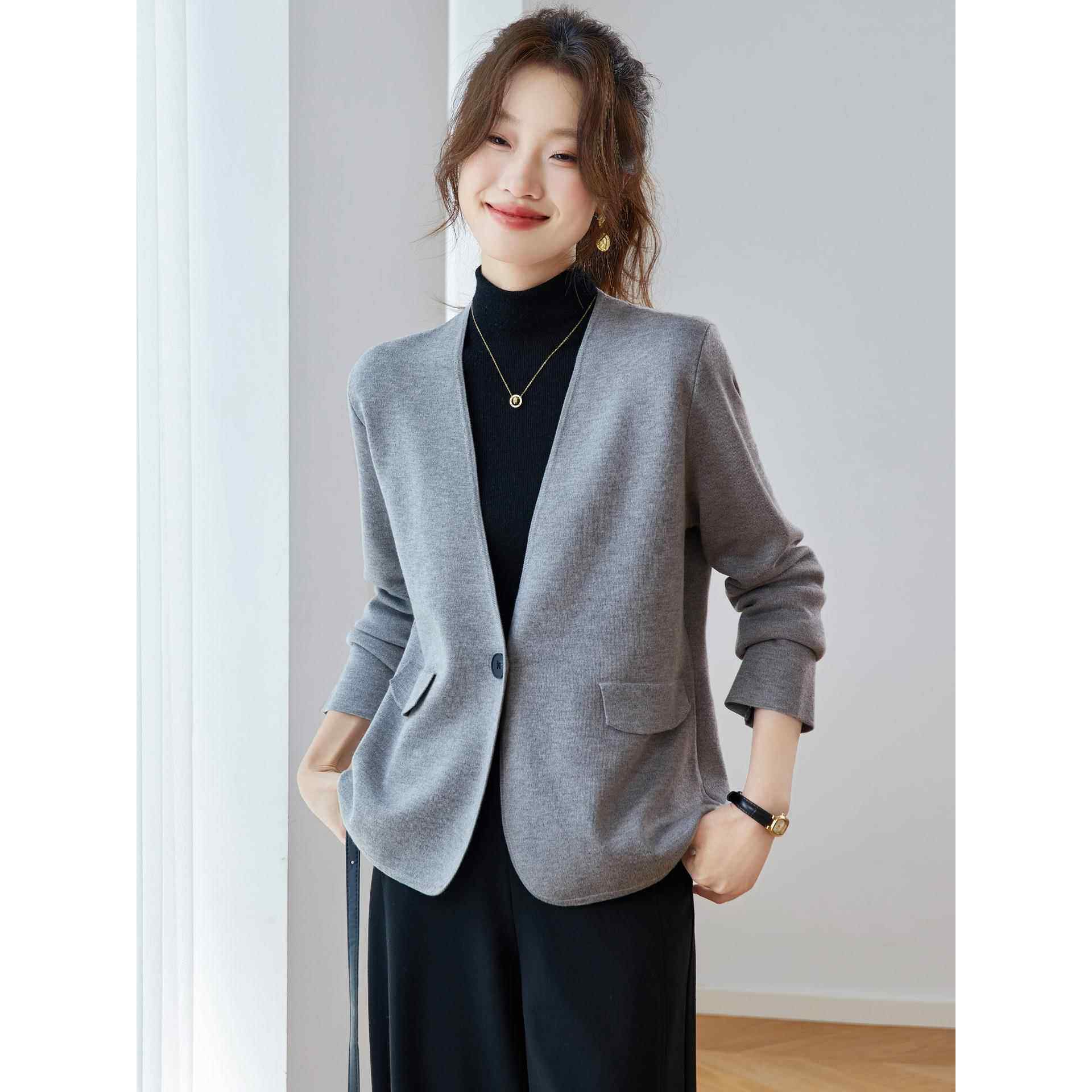 V领西装开衫外套女春秋2025爆款高级感休闲小个子西服针织衫上衣