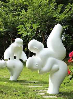 户外玻璃钢抽象儿童玩耍推铁圈人物雕塑学校公园景观运动小区摆件