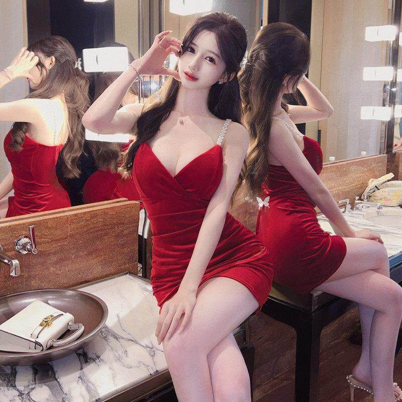 性感领低胸纯欲露背钉珠金丝绒打底短款收腰显瘦吊带包臀连衣裙