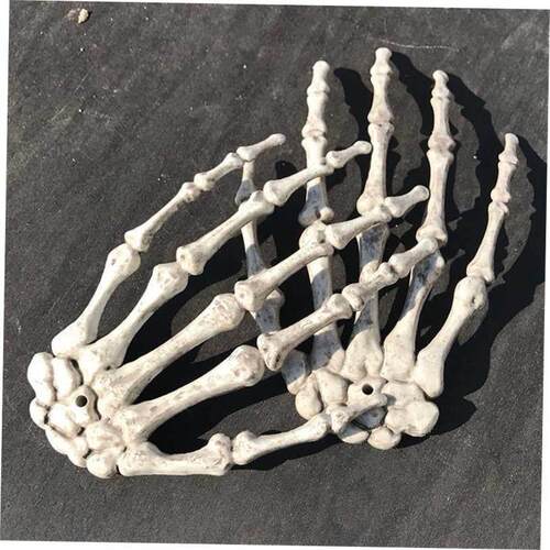 Scary decorations for a Halloween skeleton claw party装饰