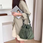 夏季 休闲手提包高级感通勤单肩斜挎包女 大容量抽绳尼龙水桶包韩版