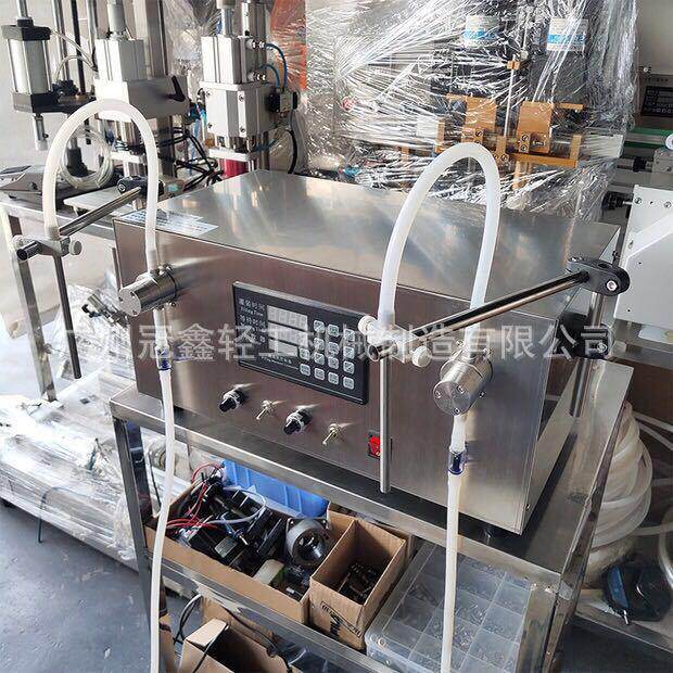 双头磁力泵液体灌装机 水剂灌装机 爽肤水灌装机 酒精消毒液灌装