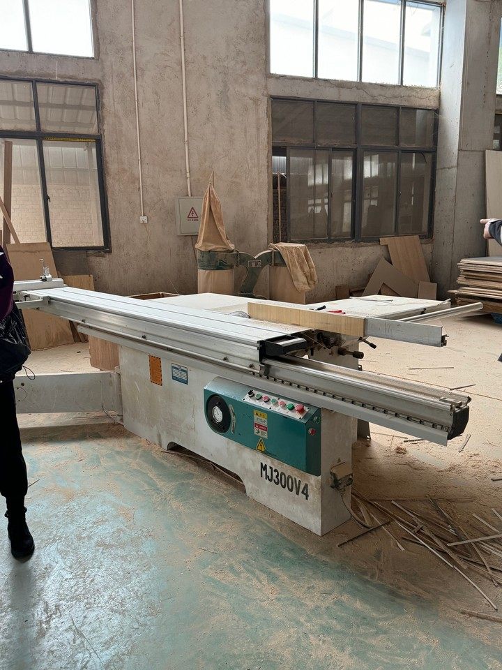 1月18日咸宁某公司位于咸宁赤壁市的一批机器设备资产（包含冷压机、空压机、锁边机和数控缝纫机等）网络拍卖公告