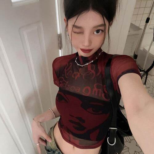 Printed short sleeved crop top with exposed navel for