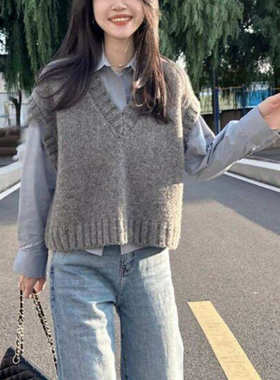 灰色慵懒风针织马甲女秋冬季学院风复古V领短款叠穿百搭无袖背心