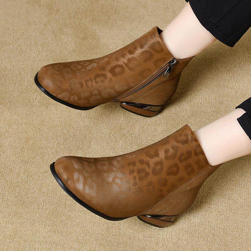 真皮粗跟短靴女2025年秋冬新款低跟软底圆头踝靴时尚豹纹女士单靴