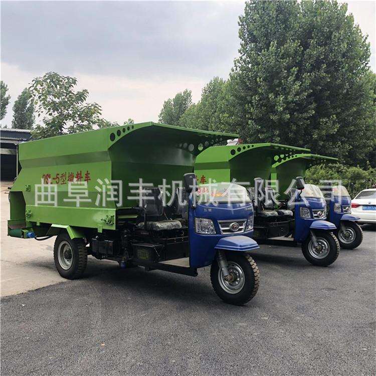 传送带上料青储撒料车三轮车牛场自动喂料机妇女操作电动撒料车