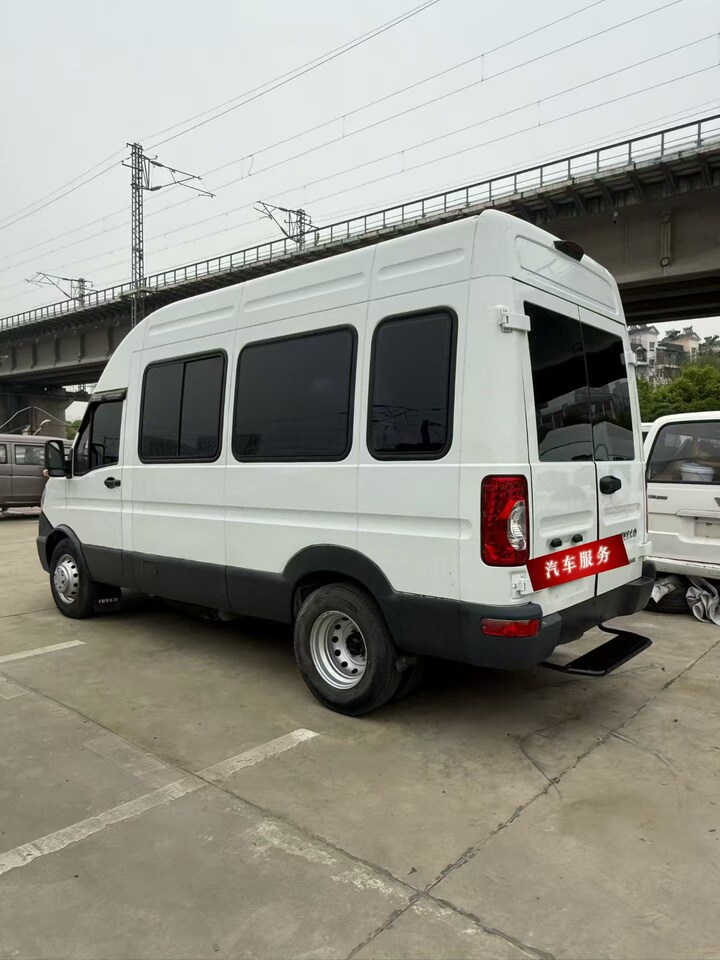 4月13日武汉市18年上牌依维柯宝迪长轴蓝牌柴油2.5T后双胎无报废年限非营运可过户网络拍卖公告