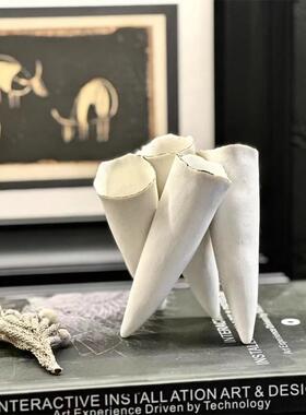 日本进口现代艺术白色四脚锥形陶瓷花瓶酒店大堂干花插花器样板间