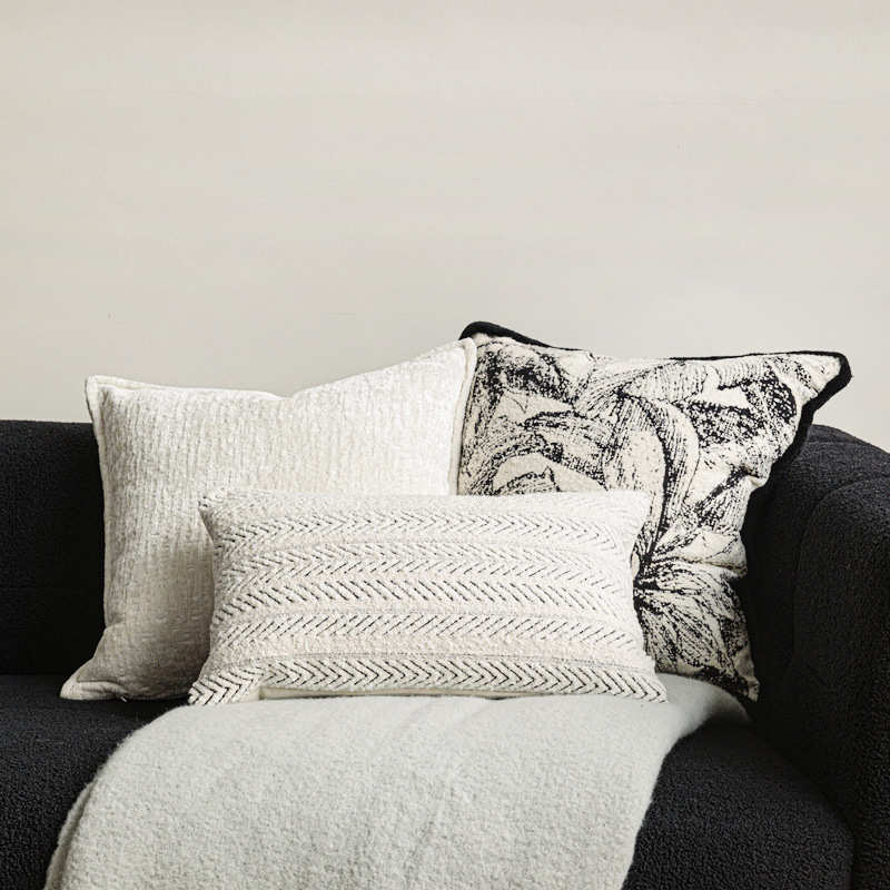 现代自然素雅客厅沙发抱枕设计师高级感羊毛大花靠枕套米白黑靠垫