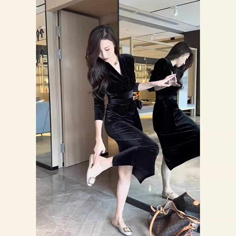 欧洲站春装女款2026年新款黑色赫本风小黑裙气质显瘦金丝绒连衣裙