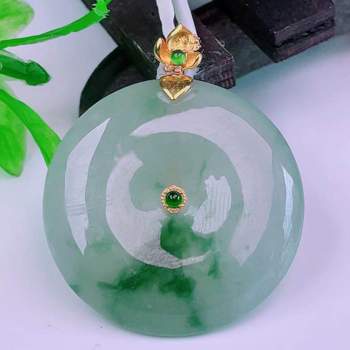 缅甸天然真品翡翠18k金扣头高冰种满绿飘花高端闪拍平安扣玉吊坠