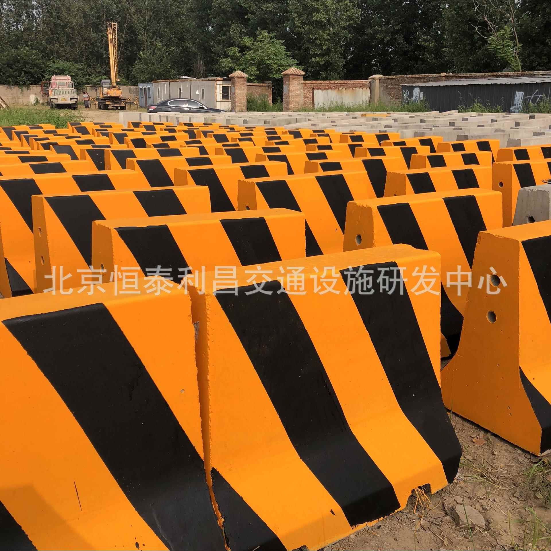 北京泰246位色门口用水泥防撞墩表面颜经久不退色坚单固结恒实